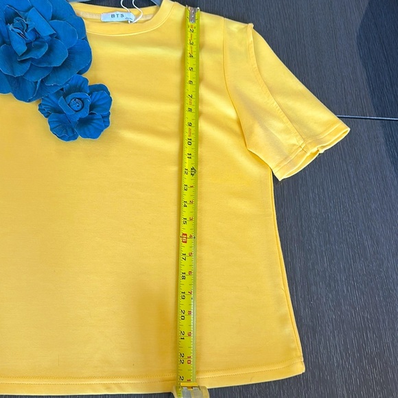 Unique yellow and denim blue  big flower shirt top tee.  New with tags - Picture 6 of 10